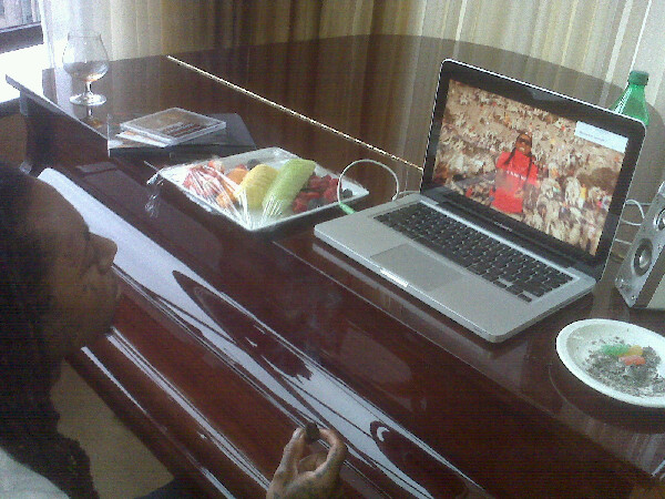 Lil Wayne watching Steady Mobbin video
